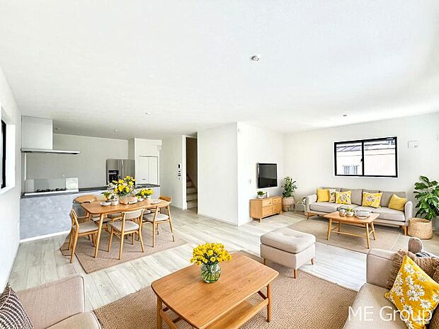 ◆2号棟◆〜Living〜  家族の食事や団らんのほか、子どもを遊ばせたり、友人を招いたりするLDKは住まいの中心。長時間過ごす場所だから、その空間は住まい全体の居心地を左右します。※家具はＣＧです。