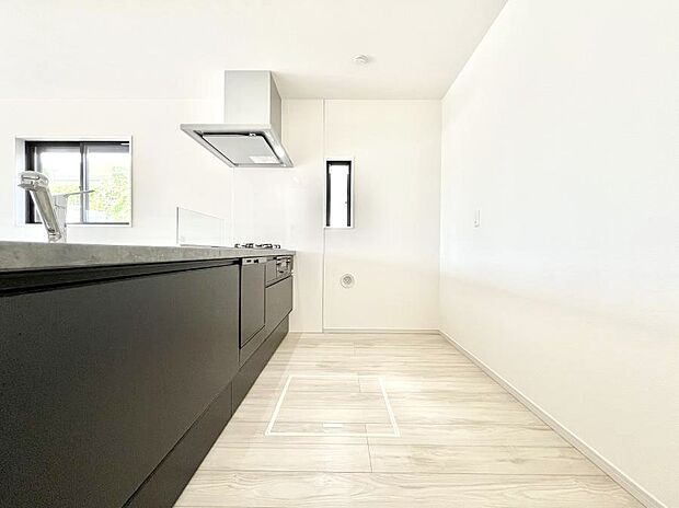 ◆2号棟◆〜Kitchen〜 自然光が入る窓のあるキッチン☆毎日使う場所だからこそ、使い勝手を考慮しました。ゆったりとしたキッチンコーナーは質感豊かな仕上がりとなっております。