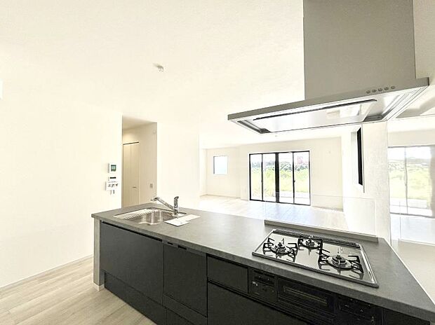 ◆2号棟◆〜Kitchen〜　「さぁ今日は何を作ろう」こんなキッチンなら思いっきり料理ができちゃいます。キッチンからはリビングが一望できます。家族がつながるお家がここにございます。