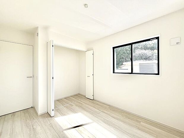 ◆2号棟◆〜Bed Room〜　マンションと違い部屋数が多いのが戸建てのメリットです。ご家族が増えたことで手狭に感じていた住まいも戸建てでは各居室プライバシーを保つことができます。  