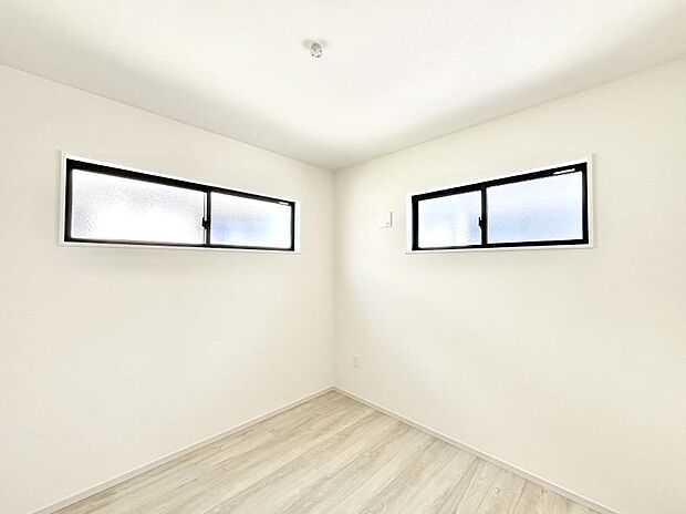 ◆2号棟◆〜Bed Room〜 2面採光を確保した明るい室内は、風通しも良く、大変居心地の良い空間となっております。爽やかな風を感じて起きる朝は、快適生活の始まりに!日当たりや通風がとても良い住まい♪