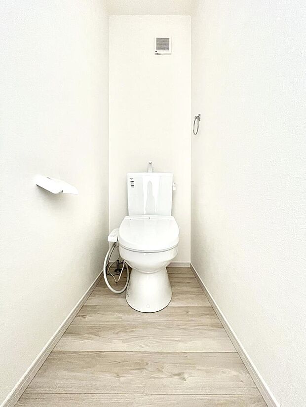 ◆2号棟◆〜Toilet〜 清潔感のある水回り♪トイレはウォシュレット付きです◎トイレは毎日使わざるを得ないもの。いつも清潔を保ちたいですね。トイレが2ヶ所あるので朝の混雑時に便利です!