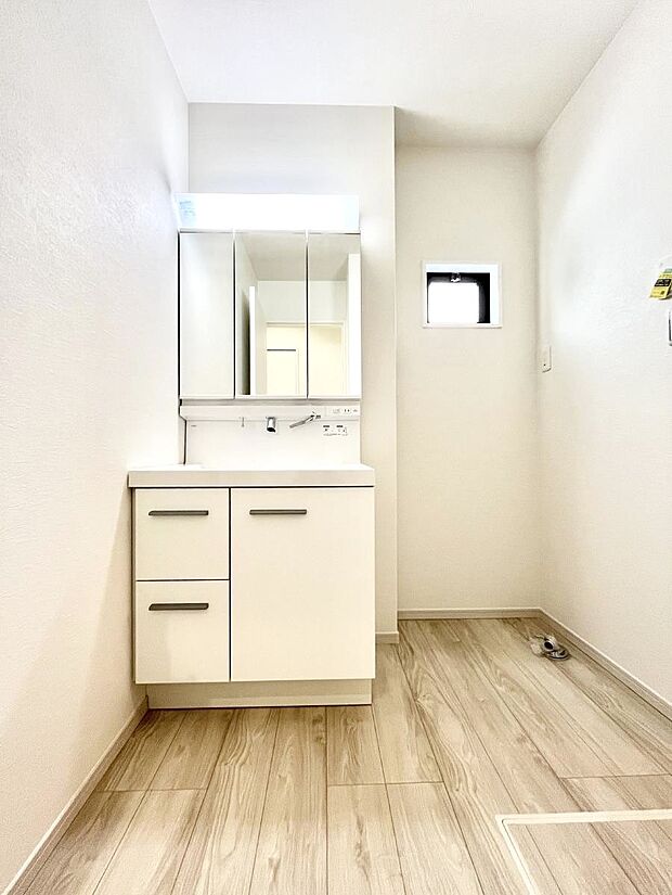 ◆2号棟◆〜Dressing Room〜　十分な大きさの洗面台は収納もさる事ながら、身だしなみチェックや歯磨きなど、朝の慌ただしい時間でもホテルライクなスペースで余裕とゆとりを感じて頂けます。