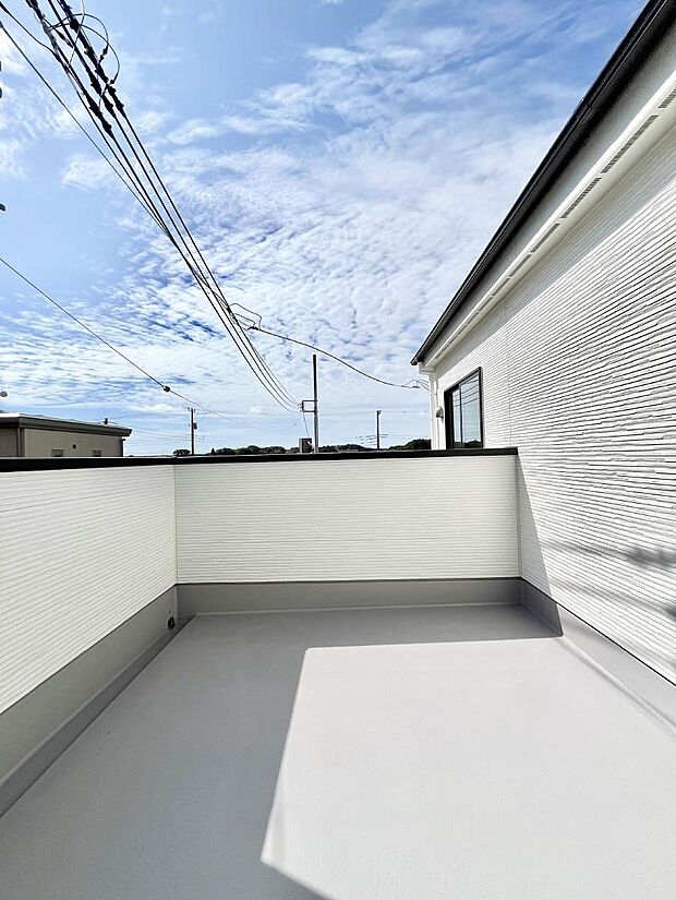 ◆2号棟◆〜Balcony〜 南向きのバルコニーの前には雲以外に太陽を遮るものがありません。お洗濯物も乾きやすく、何より明るく気持ちのいい光が入ってきます。使いやすく開放的なバルコニーです♪