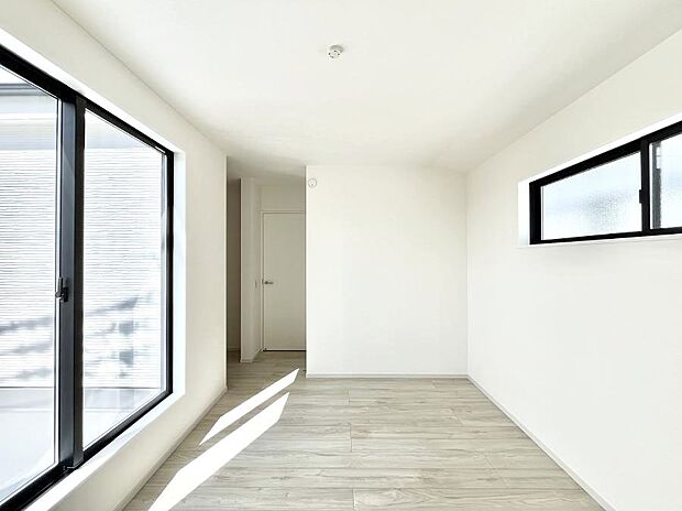 ◆2号棟◆〜Bed Room〜  「今日も一日お疲れ様」とご夫婦でゆったりくつろげる寝室。  毎日の家事やお仕事に疲れた日はフカフカのベットで癒されてください。テレビや本棚をおいても快適な広さが自慢♪