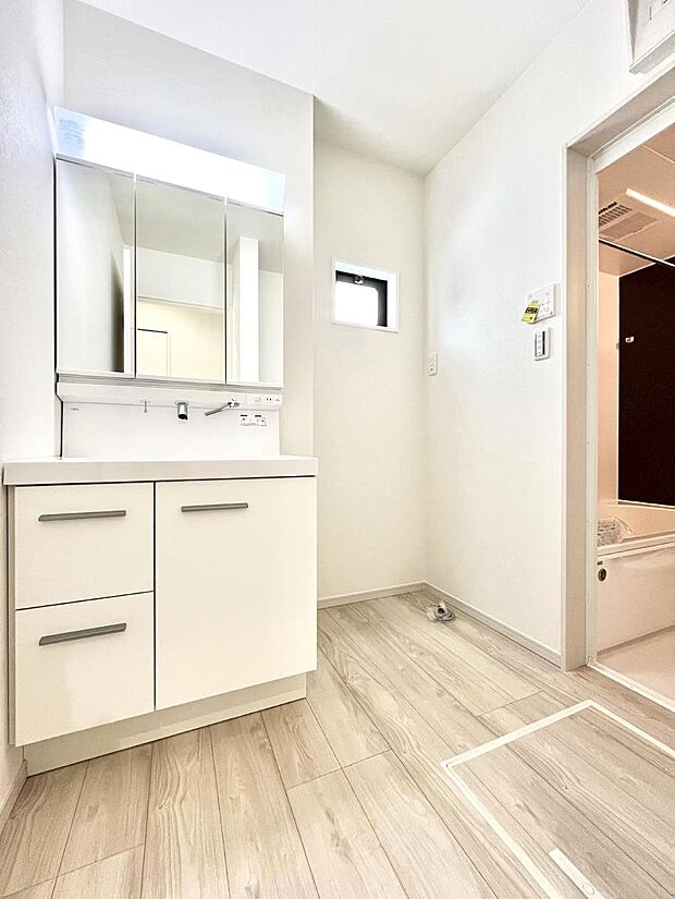 ◆2号棟◆〜Dressing Room〜  清潔感溢れる色合いで統一されていると、スッキリと整った印象をうけます。鏡の裏にはたっぷりと収納スペースを標準装備！水廻りは、シンプルかつ機能性を重視して。