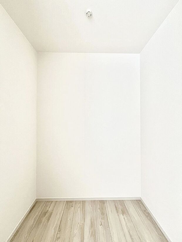 ◆2号棟◆〜Walk-in Closet〜　たくさんの洋服をかけてもシワになりにくいウォークインクローゼット。洋服以外にも、普段使わない家電やスーツケース、ストック品など何でも片付く嬉しい空間です。