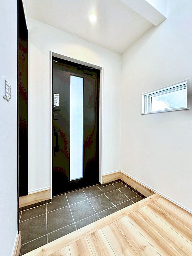 ◆2号棟◆〜Entrance〜　玄関は家の顔といわれますが我が家のセンスをさりげなく感じさせる魅力ある玄関造りも楽しみの一つ。帰宅する度に家族がほっとできる心地よい空間造りも大切ですね♪