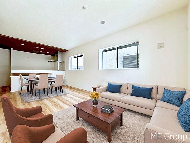 ◆2号棟◆〜Living〜　家族の会話や笑顔が行き交うリビングです。大きなソファやダイニングテーブルでゆったり食事をしたりくつろぎたい♪そんな夢が叶えられる空間です！※家具はCGです