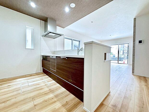 ◆2号棟◆〜Kitchen〜 自然光が入る窓のあるキッチン☆毎日使う場所だからこそ、使い勝手を考慮しました。「さぁ今日は何を作ろう」こんなキッチンなら思いっきり料理ができちゃいます。