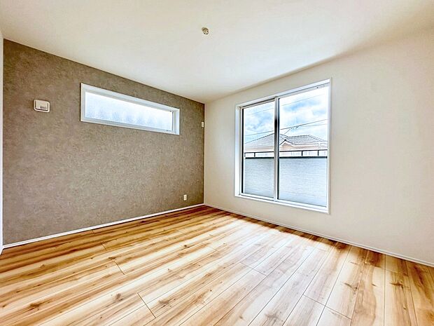 ◆2号棟◆〜Bed Room〜　2面採光を確保した明るい室内は、風通しも良く、大変居心地の良い空間となっております。爽やかな風を感じて起きる朝は、快適生活の始まりに！日当たりや通風がとても良い住まい♪