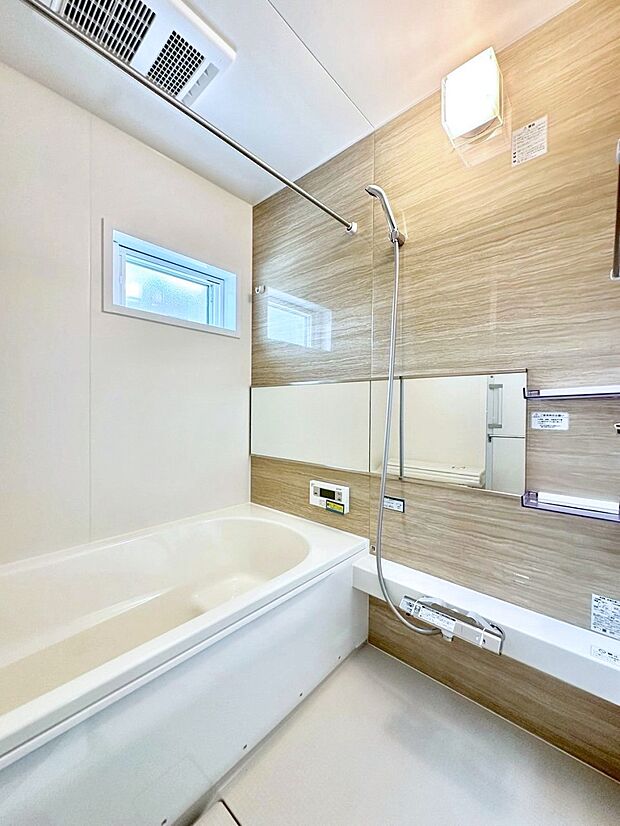 ◆2号棟◆〜Bath Room〜　落ち着いた雰囲気の浴室で明日に向けてリフレッシュ。浴室乾燥機能も付いているので隣の洗濯機置き場で洗い上がった洗濯物を、雨の日も天気を気にせず乾燥させることも可能です。