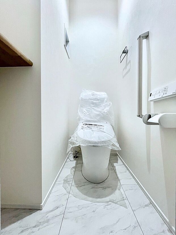 ◆2号棟◆〜Toilet〜　清潔感のある水回り♪トイレはウォシュレット付きです◎トイレは毎日使わざるを得ないもの。いつも清潔を保ちたいですね。トイレが2ヶ所あるので朝の混雑時に便利です！