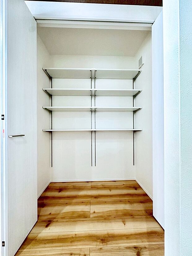 ◆2号棟◆〜Walk-in Closet〜　必要なものやコーディネートを一覧して確認でき、身支度や準備が短時間で済むウォークインクローゼットを設置しました。家の中をすっきりとさせる便利な収納スペース。