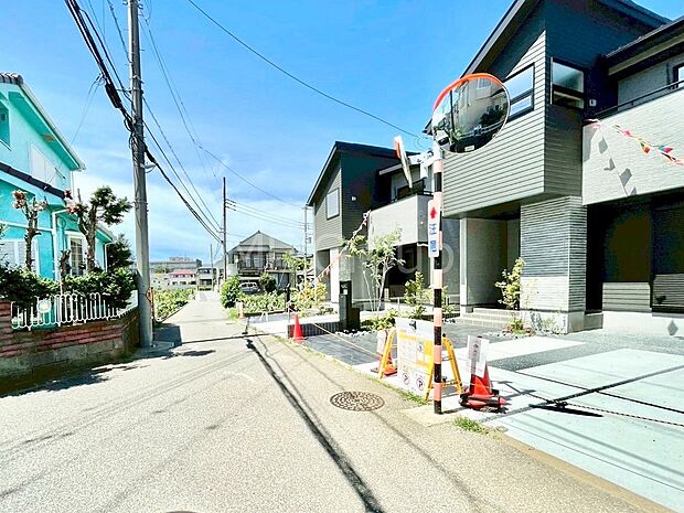 前面道路：  閑静な住宅地をはしる車通りの少ない道路。  駐車の出し入れもらくらくです！ご不明点・現地見学のご希望は、お気軽にお問い合わせください！  周辺には買い物環境も充実♪