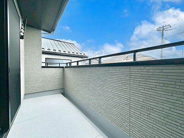 ◆2号棟◆〜Balcony〜  大きな空に囲まれた気持ちのいい家。  バルコニーを覗くだけで圧倒的な開放感に包まれます。  バルコニーは陽がさしこみお布団や洗濯物を気持ちよく干すことができます。