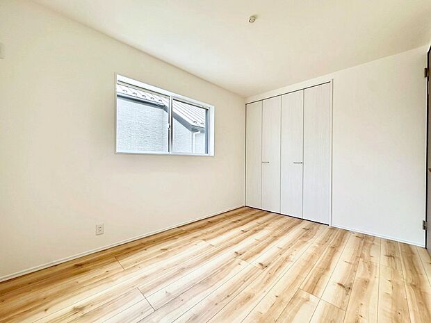 ◆2号棟◆〜Bed Room〜 木の温もりがやさしいフローリングは安らぎをもたらすプライベート空間。明るめのフローリングですので、壁紙ともマッチし、お部屋を更に広く見せてくれる効果も。