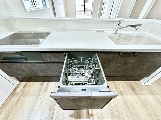面倒なお片づけは食洗機にお任せ！家事の負担が減って、時間にも気持ちにもゆとりができます。