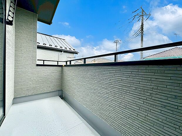 ゆったりバルコニーだから沢山お洗濯ものを干せます。