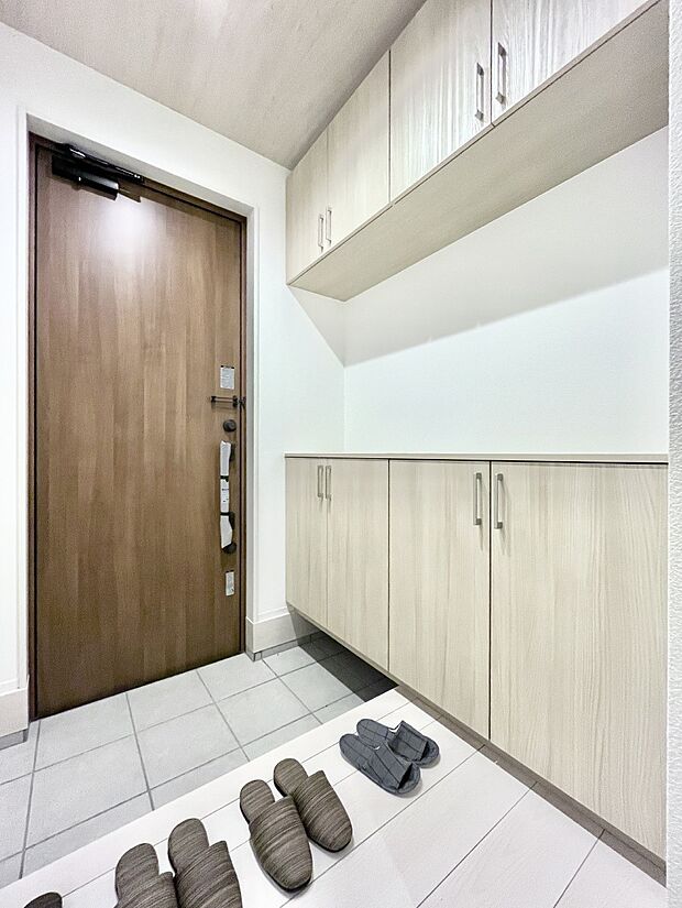 〜Entrance〜 家の中でお客様を迎える最初の場所である玄関は、家の印象そのものです!豊富な玄関収納で、常に綺麗に保つことが出来ます♪玄関にはたっぷり収納の下駄箱を完備!