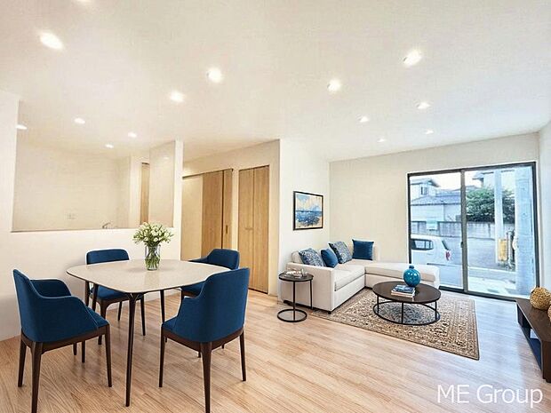 〜Living〜 飽きの来ないシンプルでおしゃれなLDK。大きな窓から日差しが差し込むので室内も明るく、家族の憩いの場としてピッタリです。開放感と日当たりの良さを是非ご覧ください! ※家具はCGです