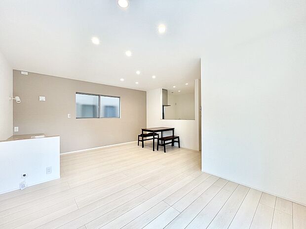 〜Living〜 家族の一体感を感じられる広々としたスペース。家族と過ごす時間を大切にする方にピッタリのゆとりの住空間です。お子様が走り回っても安心して見守れます。家族の笑い声が今にも目に浮かびます。