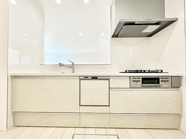 〜Kitchen〜 広くて使いやすいキッチンなら家族でいっしょに料理をつくったり、後片付けも手間なくできちゃいます♪収納もたっぷりあるので、いつもすっきりと清潔な印象を保てます。