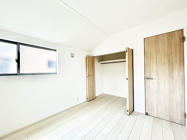 〜Bed Room〜 部屋数が多いのが戸建てのメリットです。ご家族が増えたことで手狭に感じていた住まいも戸建てでは各居室プライバシーを保つことができます。住まいにゆとりが生まれ心もリラックスできます♪