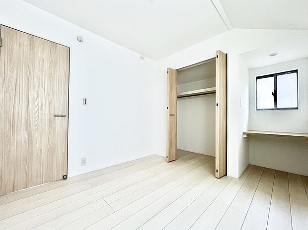 〜Bed Room〜 子供部屋はお子様にとって大変重な役割があります。子供一人で過ごす空間を与えることで、宿題や勉強時間も自然と増えまた自ら部屋の片付けや掃除なども促すことに繋がります。