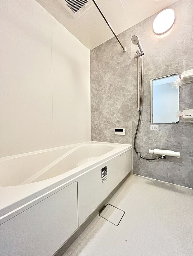 〜Bath Room〜 ゆったりと足を伸ばして入浴することが可能!一日の疲れを癒す貴重なバスタイムです。お子様とご一緒でも十分な広さなので、リビングとは違った家族団欒のひと時をお楽しみいただけます。