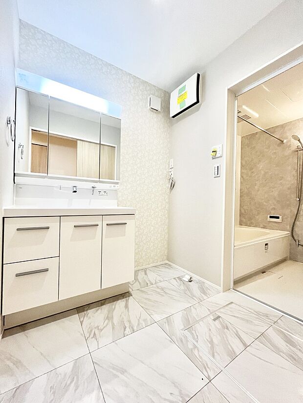 〜Dressing Room〜  清潔感溢れる色合いで統一されていると、スッキリと整った印象をうけます。  鏡の裏にはたっぷりと収納スペースを標準装備！  水廻りは、シンプルかつ機能性を重視して。