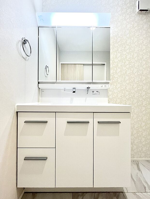 〜Dressing Room〜 十分な大きさの洗面台は収納もさる事ながら、身だしなみチェックや歯磨きなど、朝の慌ただしい時間でもホテルライクなスペースで余裕とゆとりを感じて頂けます。