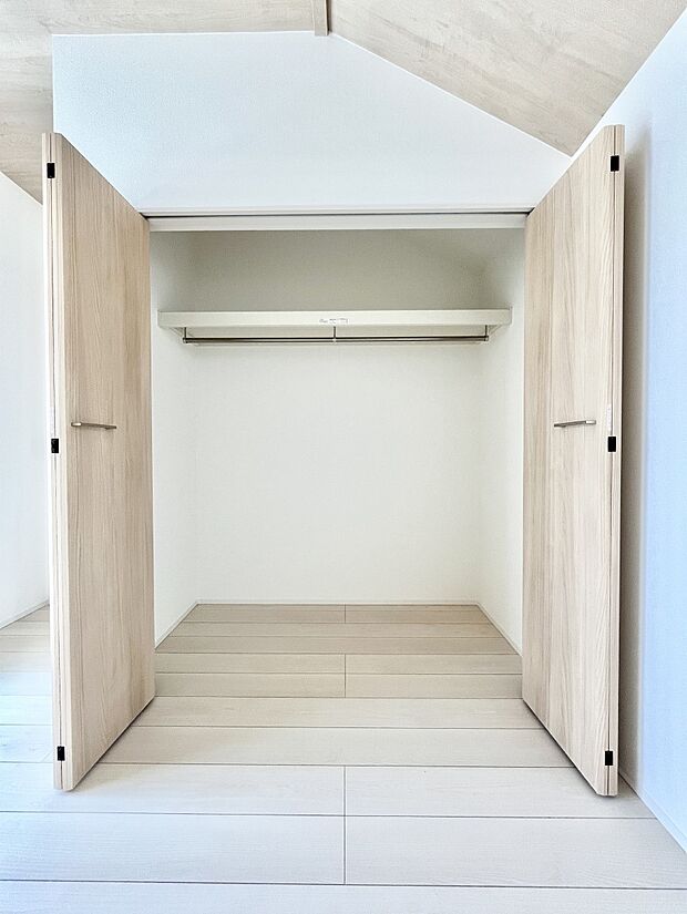〜Closet〜　壁面クローゼットがあればタンスを置く必要がなく、出っ張りのないスッキリ空間を維持できます。限られたスペースを有効に活用できそう。季節の衣類や趣味の品などたっぷり収納出来ますね♪
