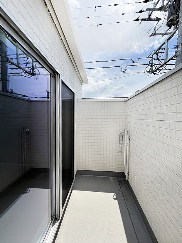 〜Balcony〜  大きな空に囲まれた気持ちのいい家。  バルコニーを覗くだけで圧倒的な開放感に包まれます。  バルコニーは陽がさしこみお布団や洗濯物を気持ちよく干すことができます。