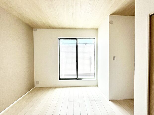 〜Bed Room〜 バルコニーからの採光で朝もスッキリ目が覚めそうですね!穏やかな光が差し込む室内には、穏やかな時間が流れます。休日には、落ち着いた空間で自分の趣味を楽しむのはいかがですか。