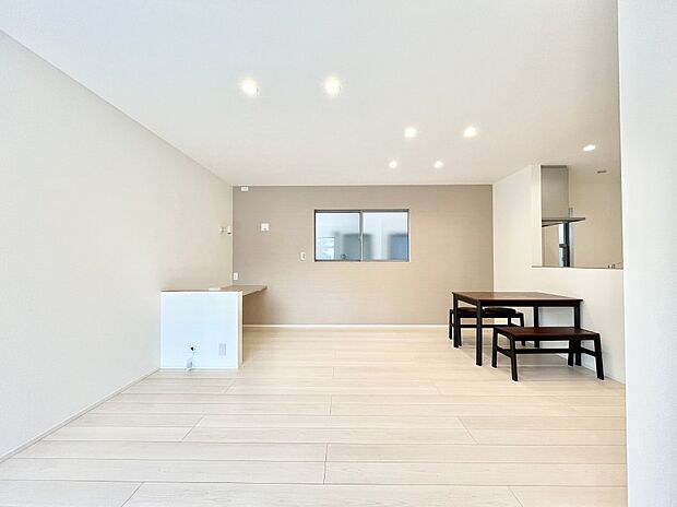 〜Living〜　ここにはみんなが集い、食事と楽しい会話が始まる。話に夢中になりすぎて、ついつい時を忘れ夜半過ぎになってしまう。そんな束の間の幸せを感じさせてくれる場所でありたい。