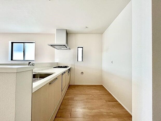 〜Kitchen〜 自然光が入る窓のあるキッチン☆毎日使う場所だからこそ、使い勝手を考慮しました。ゆったりとしたキッチンコーナーは質感豊かな仕上がりとなっております。