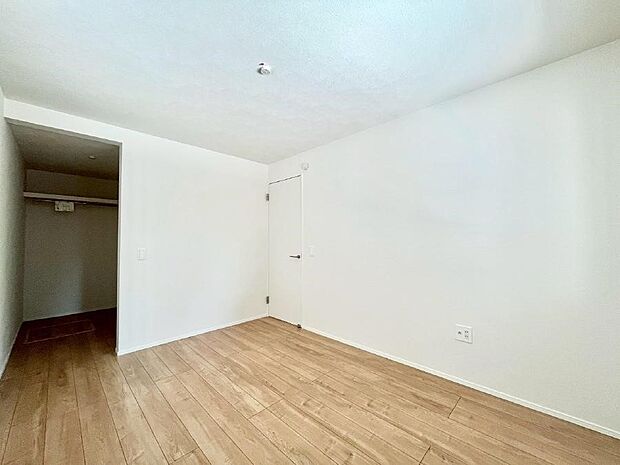 〜Bed Room〜 「今日も一日お疲れ様」とご夫婦でゆったりくつろげる寝室。毎日の家事やお仕事に疲れた日はフカフカのベットで癒されてください。テレビや本棚をおいても快適な広さが自慢♪