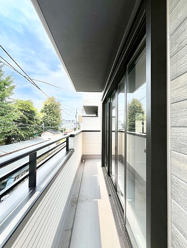 〜Balcony〜 南向きのバルコニーの前には雲以外に太陽を遮るものがありません。お洗濯物も乾きやすく、何より明るく気持ちのいい光が入ってきます。家族全員分の洗濯物も一気に干せます。
