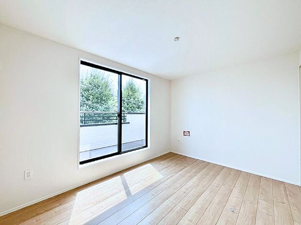 〜Bed Room〜 バルコニーからの採光で朝もスッキリ目が覚めそうですね!穏やかな光が差し込む室内には、穏やかな時間が流れます。休日には、落ち着いた空間で自分の趣味を楽しむのはいかがですか。