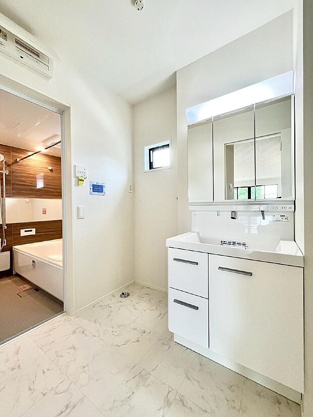 〜Dressing Room〜 暗くなりがちな洗面所も窓があると採光と換気が可能なので気持ちよくお使い頂けます。三面鏡タイプの洗面台は鏡裏収納で散らかりがちな洗面所もスッキリ♪