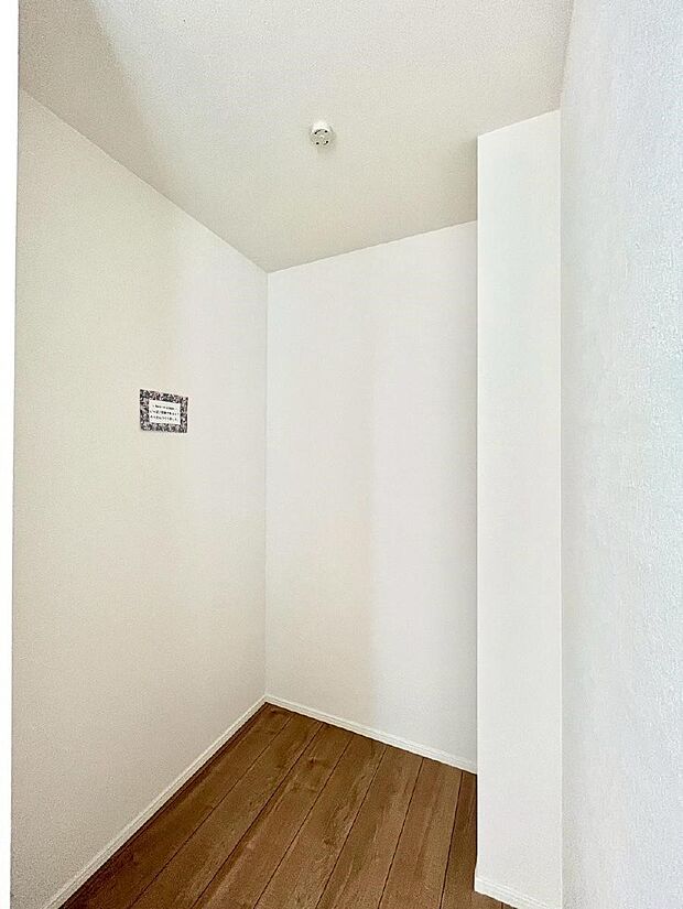 〜Walk-in Closet〜 必要なものやコーディネートを一覧して確認でき、身支度や準備が短時間で済むウォークインクローゼットを設置しました。家の中をすっきりとさせる便利な収納スペースです。