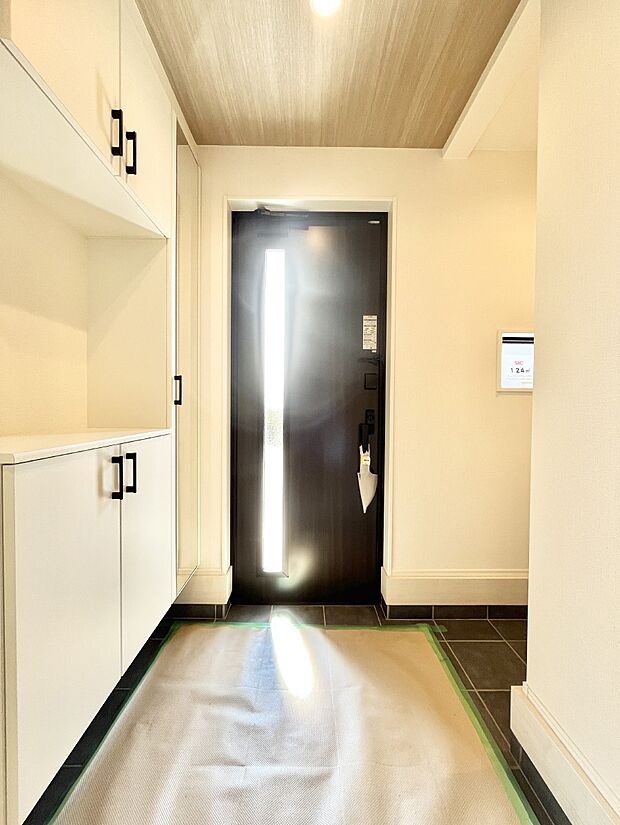 明るい玄関はお客様をお出迎えするのにぴったりです！   