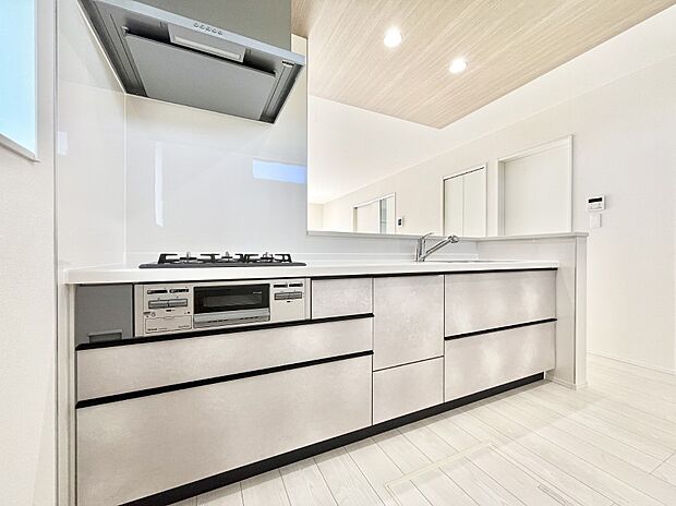 料理をしながらでもご家族との会話を楽しめる対面キッチン  