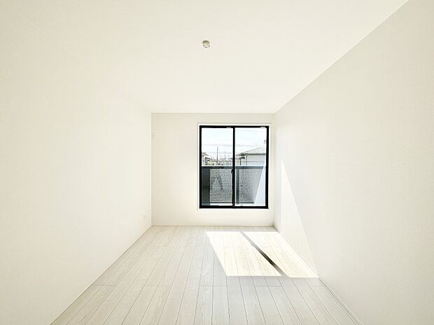 明るいバルコニーサイドに洋室を設置。目覚めの良い寝室に。   