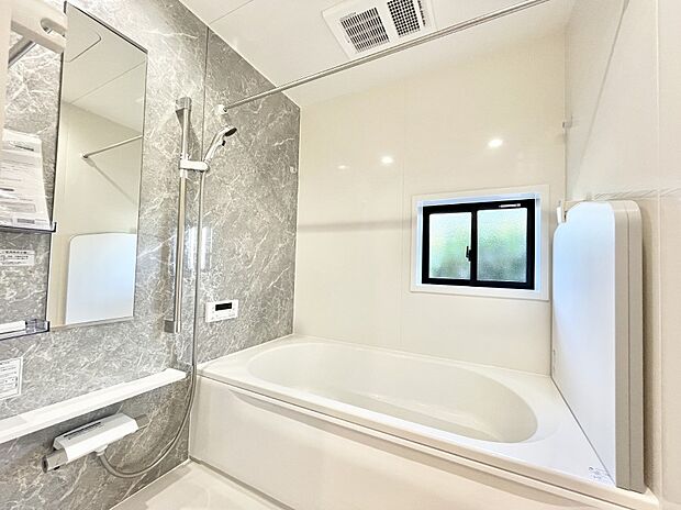 一日の疲れを癒してくれる明るい清潔感のあるバスルーム  