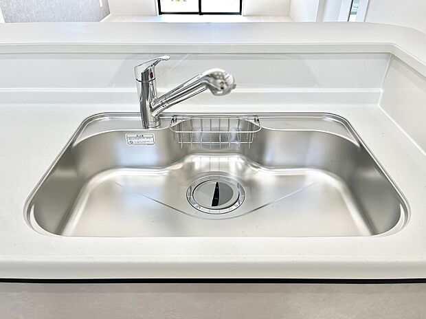 広々としたシンクでお料理やお皿洗いもラクラク快適に！