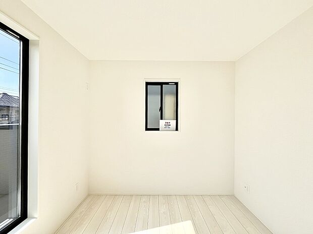 バルコニーが開放感をプラスしてくれる洋室    