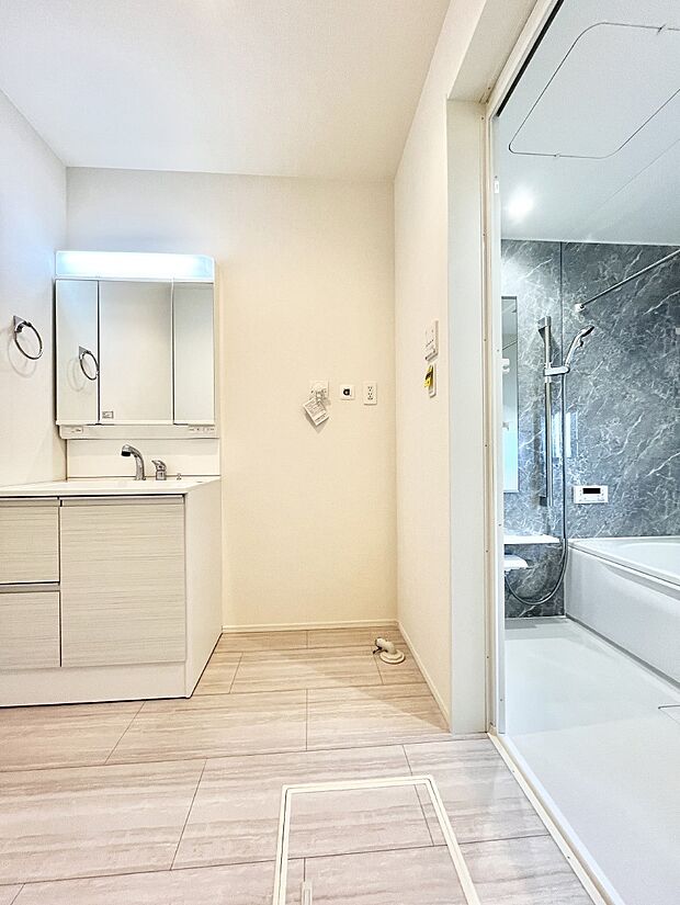 身支度もスムーズにおこなえる脱衣場        