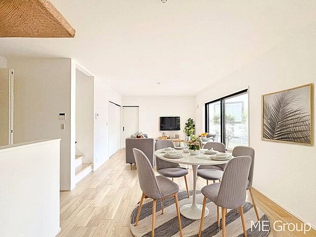 ご家族の賑やかな話し声で包まれる明るいリビング  ※家具はCGです